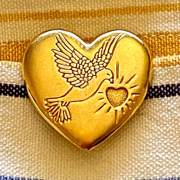 The Variety Club I 1997 Gold Heart Pin I Children's Charity - Picture 1 of 14